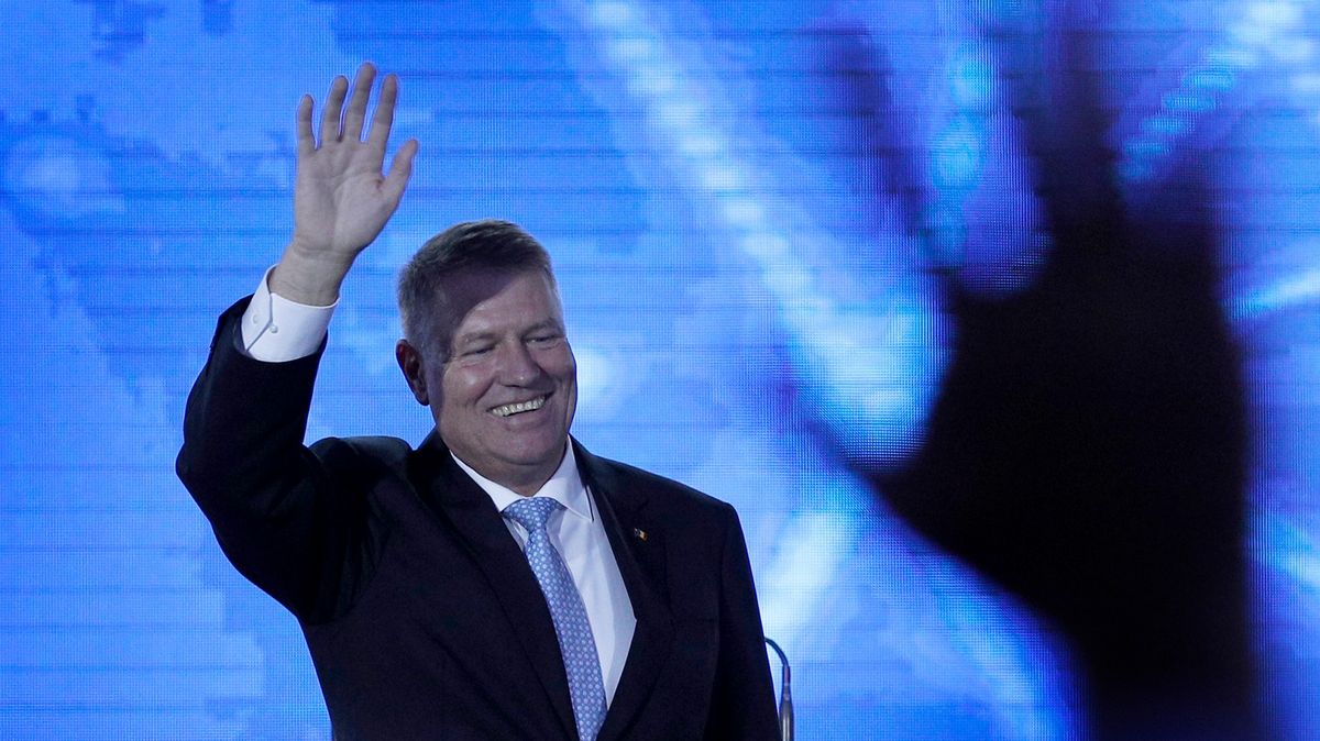Rumuni znovuzvolili proevropského prezidenta, Iohannis dostal 63 procent